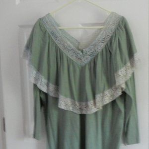 Romans off shoulder top Sz. L Soft Green W/Lace